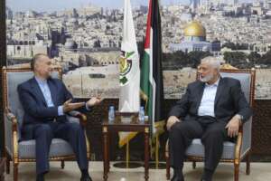 il Ministro degli Esteri iraniano Hossein Amirabdollahian incontra il capo di Hamas Ismail Haniyeh a Doha, in Qatar