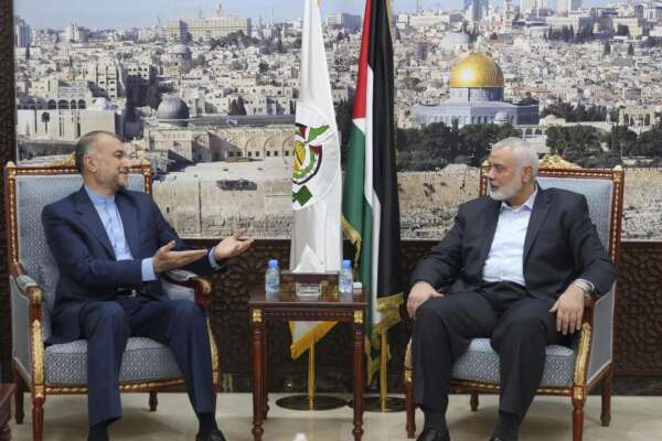 il Ministro degli Esteri iraniano Hossein Amirabdollahian incontra il capo di Hamas Ismail Haniyeh a Doha, in Qatar