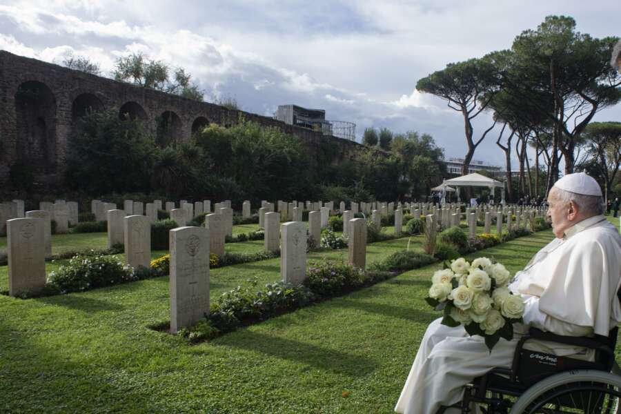 Foto Vatican Media/LaPresse
02-11-2023 Citta’ del Vaticano, Vaticano
Papa Francesco al Cimitero del Commonwealth durante la celebrazione della Santa Messa per i Defunti
Cronaca
Nella foto : Papa Francesco durante la funzione

DISTRIBUTION FREE OF CHARGE – NOT FOR SALE