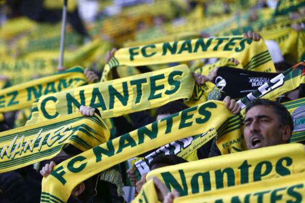 Tifoso del Nantes ucciso prima della partita, in Francia il calcio è una guerra Tifoso del Nantes ucciso prima della partita, in Francia il calcio è una guerra