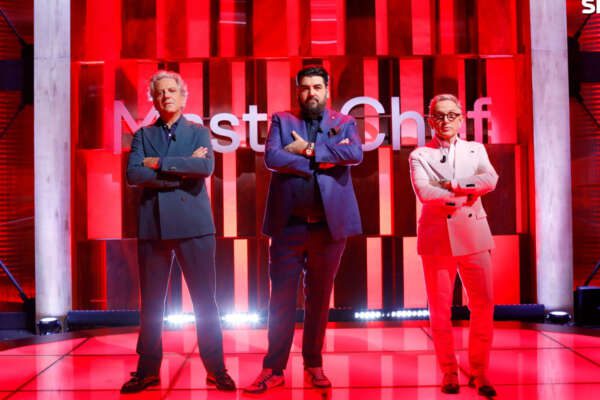 Masterchef Italia, “mi ha tirato un piatto” Locatelli si scusa e un concorrente cucina nudo: toto nomi sull’Uomo Ombra e i nuovi aspiranti chef Masterchef Italia, “mi ha tirato un piatto” Locatelli si scusa e un concorrente cucina nudo: toto nomi sull’Uomo Ombra e i nuovi aspiranti chef