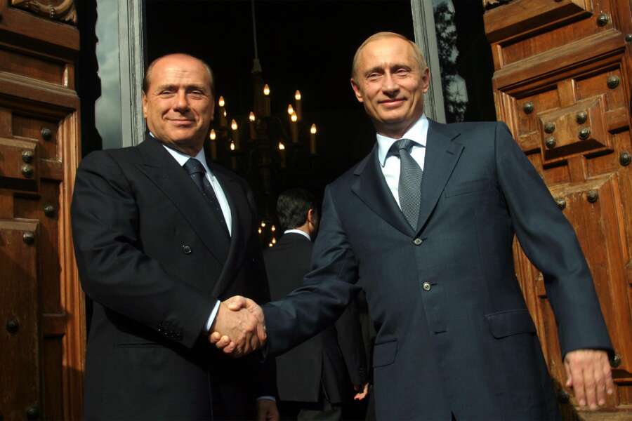 La scommessa persa di Berlusconi con Putin che è costata un Suv Uaz Patriot regalato a La Russa: “Niente pezzi di ricambio” venduto dopo la morte del Cavaliere