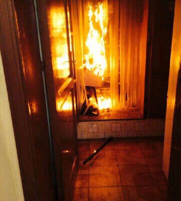 Poltrona elettrica prende fuoco, invalida arsa viva: il marito tenta di salvarla ma muore nell’incendio