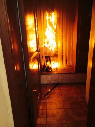 Poltrona elettrica prende fuoco, invalida arsa viva: il marito tenta di salvarla ma muore nell’incendio