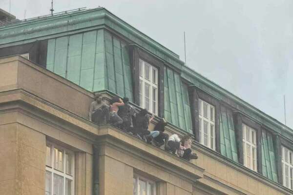 Strage all’università di Praga, “almeno 15 morti, decine di feriti”. Studenti rifugiati sul cornicione, killer “eliminato”: “Attacco scuola e mi tolgo la vita” Strage all’università di Praga, “almeno 15 morti, decine di feriti”. Studenti rifugiati sul cornicione, killer “eliminato”: “Attacco scuola e mi tolgo la vita”