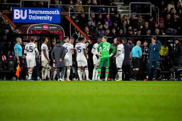 Premier League, nuovo malore in campo per Lockyer in Bournemouth-Luton: il giocatore collassa a terra. Partita sospesa Premier League, nuovo malore in campo per Lockyer in Bournemouth-Luton: il giocatore collassa a terra. Partita sospesa