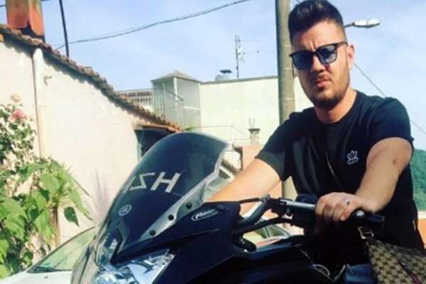 Padre uccide figlio nel cortile di casa, tragedia a San Felice a Cancello: “Mio marito non voleva ammazzarlo”