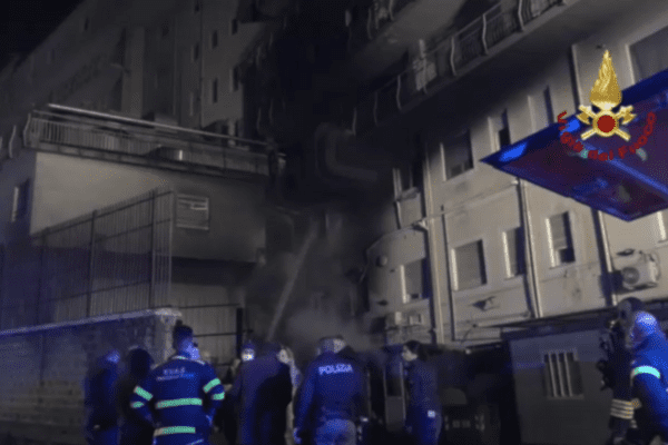 Incendio ospedale di Tivoli, tre vittime: “Ho saputo dalla tv della morte di mia madre”. Un paziente deceduto prima delle fiamme