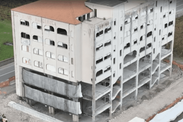 Abbattimento di Torre Melissa, l’ecomostro Palazzo Mangeruca confiscato alla ‘Ndrangheta