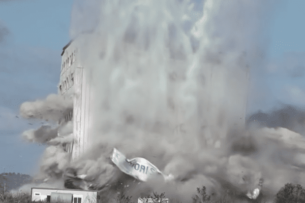 Torre Melissa, l’ecomostro della ‘ndrangheta fatto saltare in aria con 400kg di esplosivo