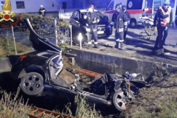 Incidente Nembro, auto si ribalta e muore 18enne: forse per asfalto bagnato Incidente Nembro, auto si ribalta e muore 18enne: forse per asfalto bagnato