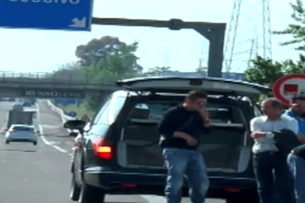 Rapine sull’Asse Mediano ai furgoni ‘natalizi’: la tecnica del finto incidente con stampella e auto noleggiata, due arresti Rapine sull’Asse Mediano ai furgoni ‘natalizi’: la tecnica del finto incidente con stampella e auto noleggiata, due arresti