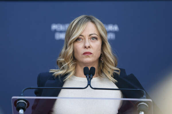 Giorgia Meloni come Michael Faraday: la scelta tra accontentarsi e spiccare il volo, liberandosi della zavorra del suo passato