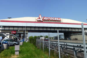 Donna accoltellata in autogrill da un uomo incappucciato a Santo Stefano, ferma con le figlie a Bisenzio est: caccia all’ex marito