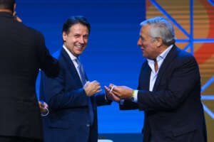 Il video-cabaret di Conte e Tajani in commissione tra “Giuseppi”, “Toni”, “cappellini Maga” e “in ginocchio da Merkel”: il triste show della politica durante la guerra