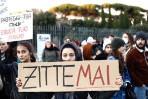 Scoppia il caso molestie all’Università di Torino, sospeso un professore. Le studentesse: “Ci accarezzano le gambe e subiamo continue avances”