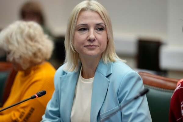 Elezioni Russia, la candidatura della pacifista Duntsova respinta per “100 errori formali”. Putin resta l’unico in corsa Elezioni Russia, la candidatura della pacifista Duntsova respinta per “100 errori formali”. Putin resta l’unico in corsa