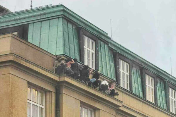 Sparatoria Università di Praga, il racconto della prof. italiana: “Salva grazie al mio giorno libero. I miei colleghi barricati nelle aule” Sparatoria Università di Praga, il racconto della prof. italiana: “Salva grazie al mio giorno libero. I miei colleghi barricati nelle aule”