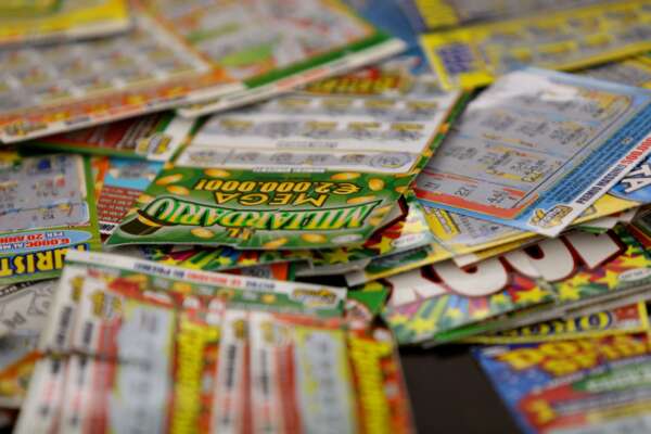 La nascita del gratta e vinci, quando il biglietto costava duemila lire e i giocatori sognavano cento milioni. L’assalto alle tabaccherie del primo giorno La nascita del gratta e vinci, quando il biglietto costava duemila lire e i giocatori sognavano cento milioni. L’assalto alle tabaccherie del primo giorno