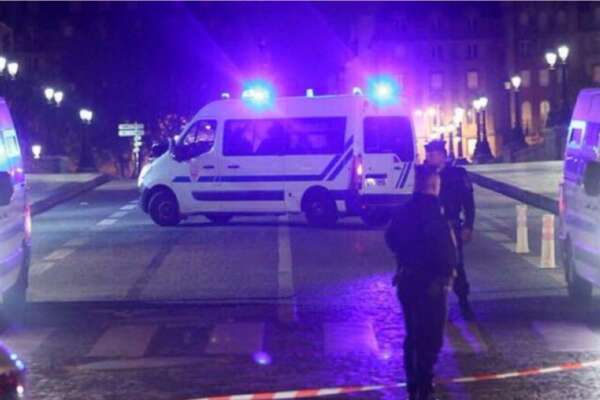 Parigi, uomo urla “Allah Akbar” e uccide un turista tedesco. Arrestato, era a rischio radicalizzazione