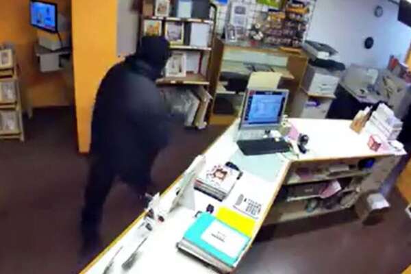 Rapina in negozio con un taglierino, la proprietaria resiste e lotta a mani nude | Il Video Rapina in negozio con un taglierino, la proprietaria resiste e lotta a mani nude | Il Video