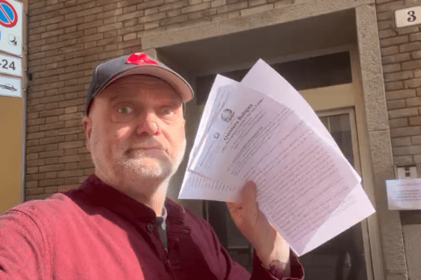 Roberto RedSox: “Sono meravigliato, attacco solo il peggio della categoria”. Il tassista che denuncia i No-Pos sospeso da Cotabo Roberto RedSox: “Sono meravigliato, attacco solo il peggio della categoria”. Il tassista che denuncia i No-Pos sospeso da Cotabo