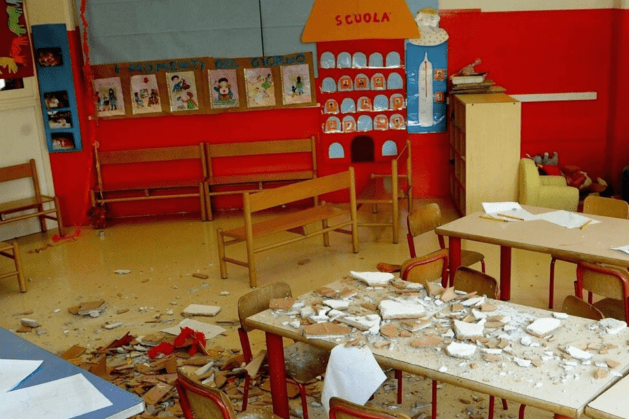 Perché le scuole italiane sono a pezzi da decenni, non chiamatela emergenza: tra 110 anni ne riparleremo…