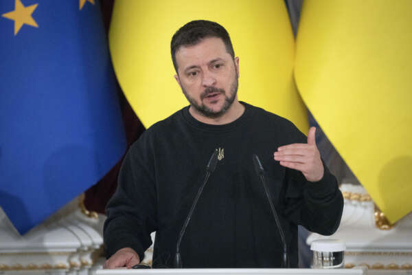 Zelensky a Washington in attesa degli aiuti USA: “Putin festeggia ogni ritardo”