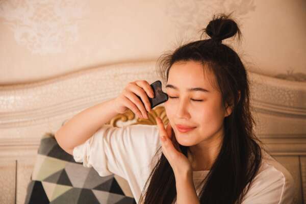 Gua Sha, come funziona il trattamento miracoloso per la pelle: la pietra magica e i passaggi da seguire