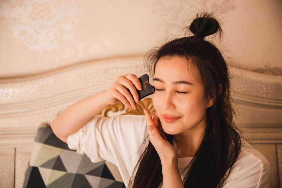 Gua Sha, come funziona il trattamento miracoloso per la pelle: la pietra magica e i passaggi da seguire