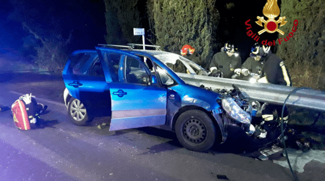 Auto trafitta da guardrail a Montespertoli: a bordo quattro giovani dopo il sabato sera