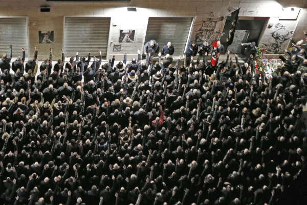 Acca Larentia, saluto romano