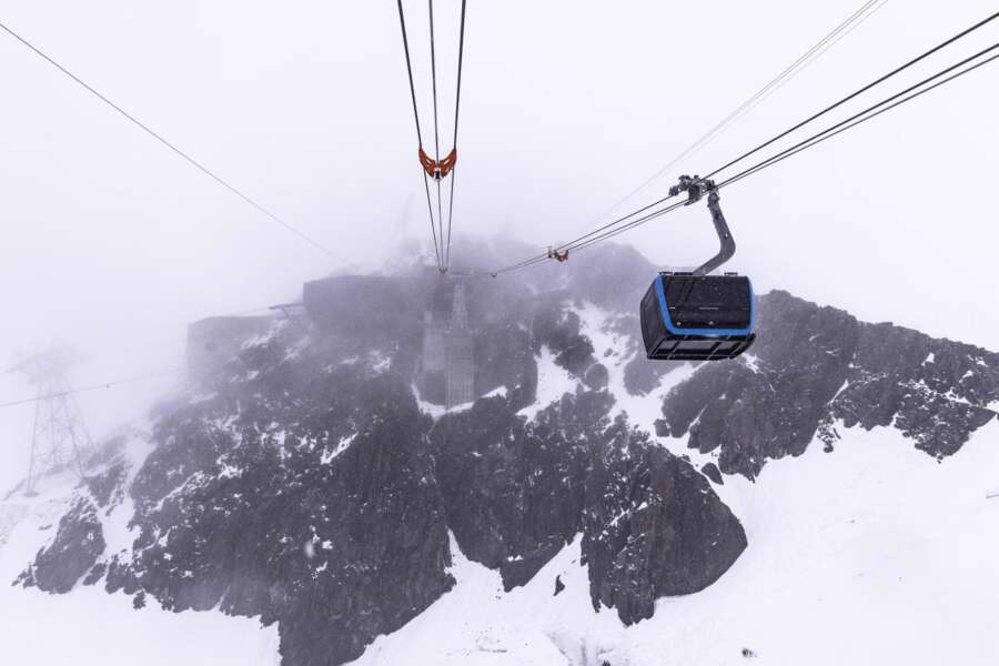 Cervinia, cavo della seggiovia danneggiato: salvi grazie ai controlli pre-apertura