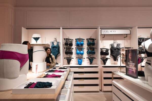 Impiegato pubblico ruba decine di mutande e reggiseni dagli stendini delle vicine: ora rischia il processo