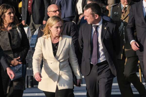 Delmastro, dopo il rinvio a giudizio gli spari di Pozzolo: Meloni furiosa in vista del 4 gennaio ma Fratelli d’Italia minimizza