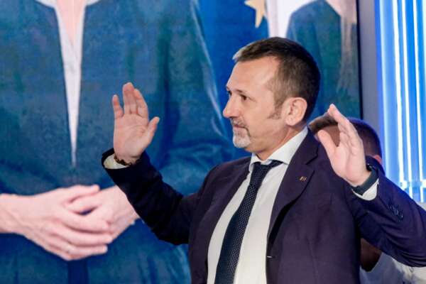 Delmastro lo ‘sfortunato’: “non ho visto niente” ma se avessi immaginato “avrei detto a Pozzolo di non venire”