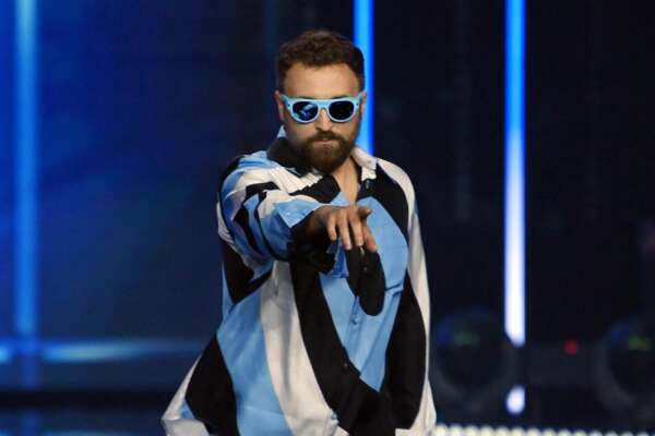 Chi è Dargen D’Amico, il rapper con gli occhiali escluso dai Club Dogo: a Sanremo 2024 con Onda Alta e il tema dei migranti