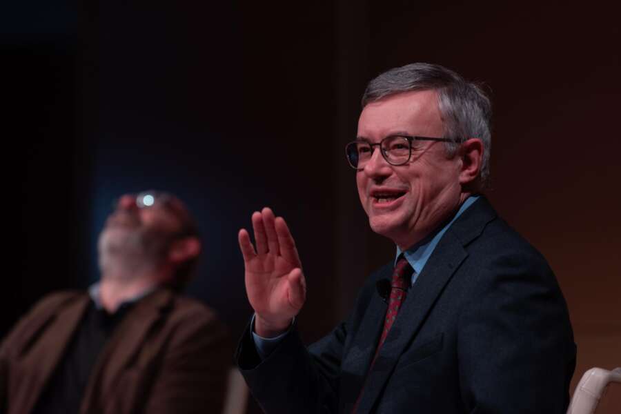 Chi è Alessandro Barbero, capacità affabulatoria e umanità straordinaria: il prof che piace a tutti va in pensione con l’aula strapiena