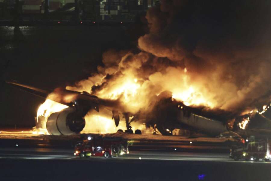 Scontro tra due aerei a Tokyo: il panico a bordo e le fiamme in fase di atterraggio. Quattro morti