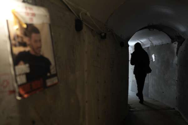 Guerra Gaza, gli ex ostaggi: “Nei tunnel ragazzi e ragazze senza mestruazioni, violentati e trattati come bambole dai terroristi”. Netanyahu: “Avanti fino a vittoria assoluta”