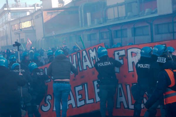 Foto LaPresse cronaca 20-01-2024 Vicenza – Italia Scontri alla Fiera dell’Oro di Vicenza corteo contro Israele Nella Foto un momento degli scontriPhoto LaPressenews 20-01-2024 Vicenza – ItalyClashes at the Vicenza Gold Fair, procession against Israel. In the photo, a moment of the clashes​