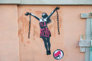 Foto Valentina Stefanelli/LaPresse 31 gennaio 2024 Roma, Italia – Cronaca – Murales di Laika per Ilaria Salis che spezza le catene. Nella foto: il murales su Via Malpighi angolo Via dei Villini vicino all’Ambasciata di Ungheria a RomaJanuary 31, 2024 Rome, Italy – news – Laika murals for Ilaria Salis