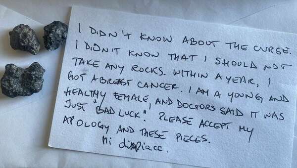 Pompei, solo con la maledizione vengono restituiti i reperti trafugati dai turisti: “Sono giovane, ho il cancro. Ecco le pietre che ho rubato”