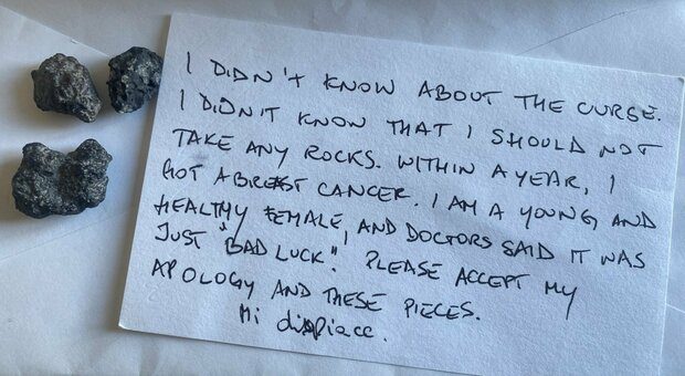 Pompei, solo con la maledizione vengono restituiti i reperti trafugati dai turisti: “Sono giovane, ho il cancro. Ecco le pietre che ho rubato”