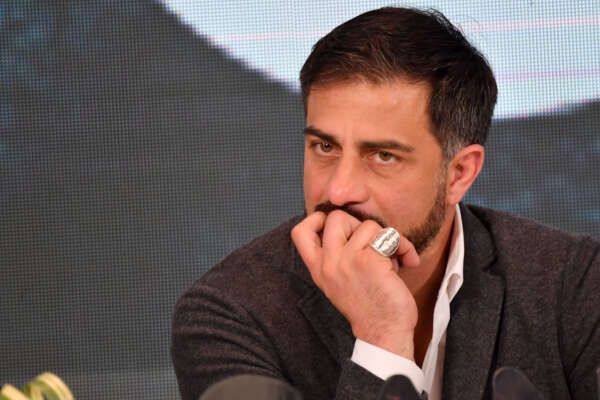 Chi è Simone Montedoro, la malattia rara ‘Linfoma di Hodgkin’ e il flirt con Manuela Arcuri: due figli e le due compagne