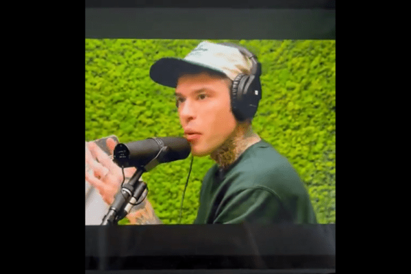 Fedez gonfia il petto ma non verifica le fonti: mostra la foto di un hater (poi le oscura) a Muschio Selvaggio ma è Wazza, la persona sbagliata: “Grazie Fedez, mi hai reso ricco”