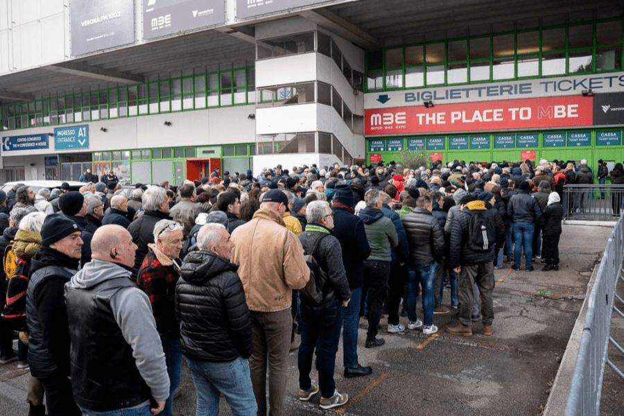 Incidente Motorbike Expo di Verona: stuntman sale con l’auto su una panchina di spettatori, dieci feriti
