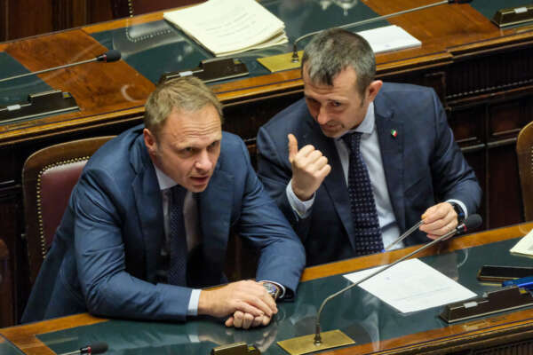 Fratelli nei guai. Dal caso Delmastro a Lollobrigida: quando i meloniani si spalleggiano