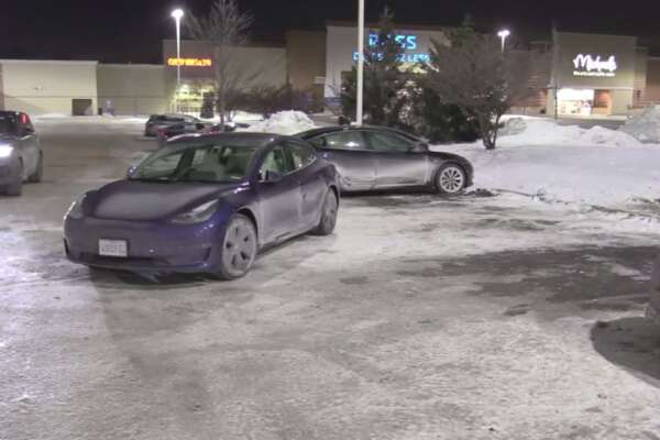 Tesla, problemi col freddo: i -30° di Chicago fermano centinaia di auto elettriche, ma l’azienda si difende
