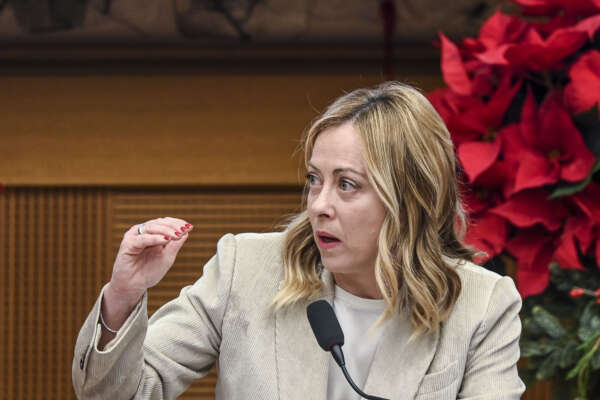 Giorgia Meloni in conferenza stampa: “Ho chiesto la sospensione di Pozzolo da FdI. Immigrazione? Non sono soddisfatta, voglio fermare le partenze in Africa”